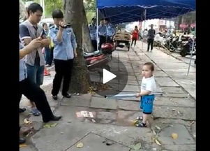 幼童持鋼管護(hù)奶奶 一場令人心酸的街頭對峙